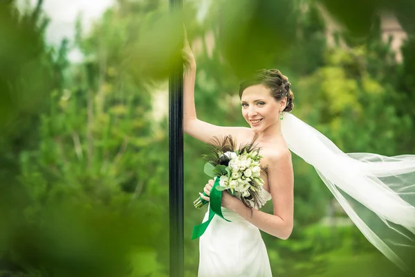 Bruden smiler. – stockfoto
