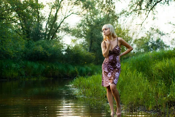 Dziewczyna lata blondynka w lesie rzeka — Zdjęcie stockowe
