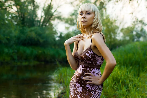 森川で金髪の夏の女の子 — ストック写真