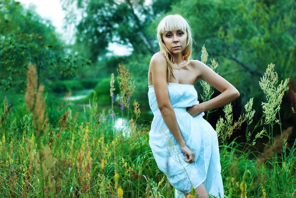 Rubia chica de verano en un bosque río — Foto de Stock