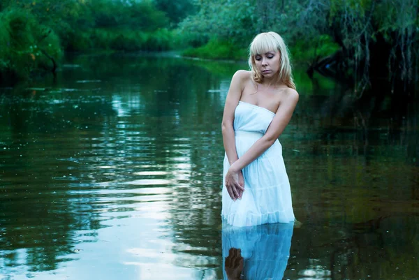 Rubia chica de verano en un bosque río — Foto de Stock