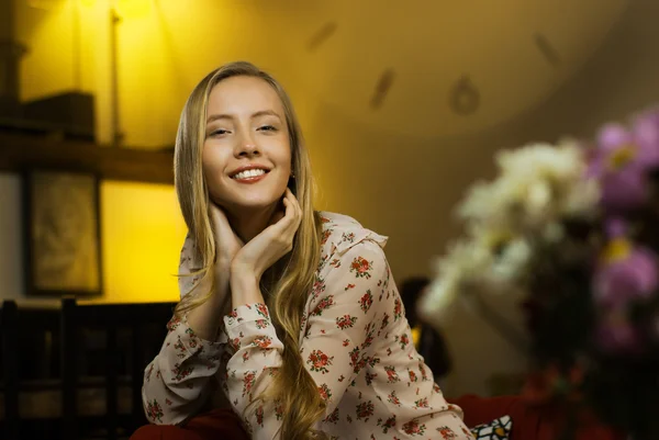Vackra unga glada leende teen flicka — Stockfoto