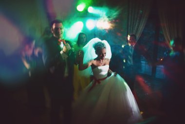 karanlık salonda gelin ve damat dans