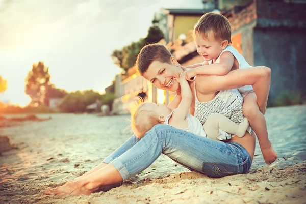 Madre e i suoi figli si divertono — Foto Stock