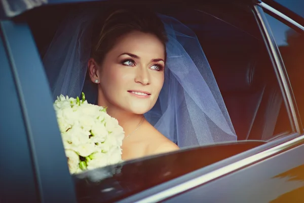 Belle jeune mariée avec un bouquet — Photo