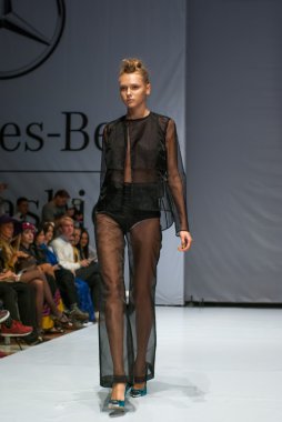 Kiev 19 Ekim: modelleri felder felder podyum üzerinde mercedes-benz moda hafta kiev tarzı gün pist yürüyüş 19 Ekim 2013 kiev, Ukrayna.