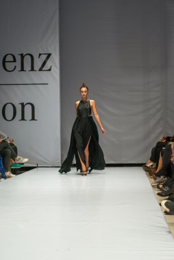 Kiev 19 Ekim: modelleri felder felder podyum üzerinde mercedes-benz moda hafta kiev tarzı gün pist yürüyüş 19 Ekim 2013 kiev, Ukrayna.