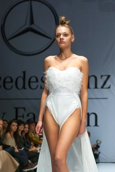 KIEV OUTUBRO 19: Modelos caminhando na passarela FELDER FELDER durante a Mercedes-Benz Fashion Week Kiev Fashon Days em 19 de outubro de 2013 em Kiev, Ucrânia . — Fotografia de Stock