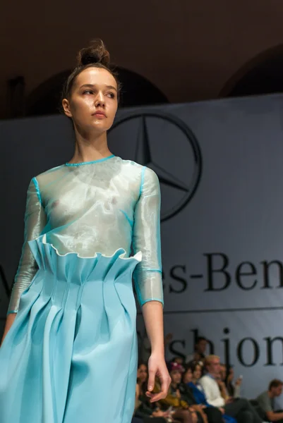 KIEV OCTOBER 19: Models walking on the FELDER FELDER catwalk during the Mercedes-Benz Fashion Week Kiev Fashon Days runway on October 19, 2013 in Kiev, Ukraine. — Stock Photo, Image