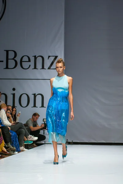 Kiev 19 oktober: modellen lopen op de catwalk felder felder tijdens de mercedes-benz mode week kiev fashon dagen landingsbaan op 19 oktober 2013 in kiev, Oekraïne. — Stockfoto