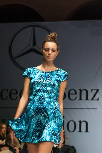 KIEV OCTOBER 19: Models walking on the FELDER FELDER catwalk during the Mercedes-Benz Fashion Week Kiev Fashon Days runway on October 19, 2013 in Kiev, Ukraine. — Stock Photo, Image