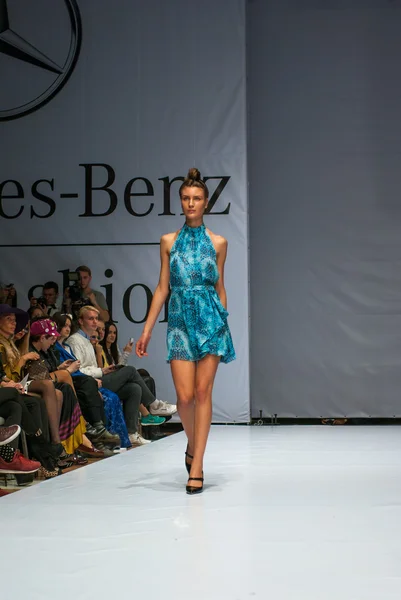 KIEV OCTOBER 19: Models walking on the FELDER FELDER catwalk during the Mercedes-Benz Fashion Week Kiev Fashon Days runway on October 19, 2013 in Kiev, Ukraine. — Stock Photo, Image