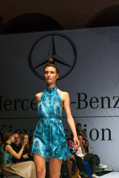 KIEV OCTOBER 19: Models walking on the FELDER FELDER catwalk during the Mercedes-Benz Fashion Week Kiev Fashon Days runway on October 19, 2013 in Kiev, Ukraine. — Stock Photo, Image