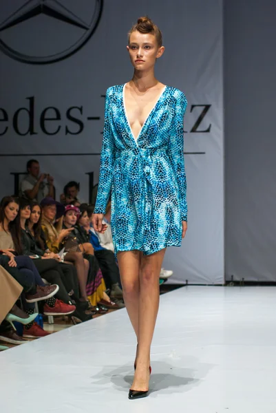 Kiev 19 oktober: modellen lopen op de catwalk felder felder tijdens de mercedes-benz mode week kiev fashon dagen landingsbaan op 19 oktober 2013 in kiev, Oekraïne. — Stockfoto