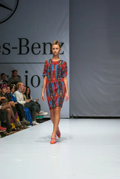 Kiev 19 oktober: modellen lopen op de catwalk felder felder tijdens de mercedes-benz mode week kiev fashon dagen landingsbaan op 19 oktober 2013 in kiev, Oekraïne. — Stockfoto