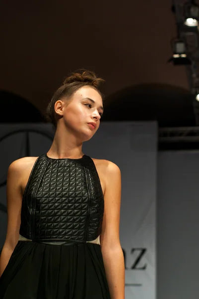 Kijowie 19 października: modele chodzenie po wybiegu felder felder podczas mercedes-benz fashion tydzień Kijów fashon dni pasa na 19 października 2013 w Kijowie, Ukraina. — Zdjęcie stockowe