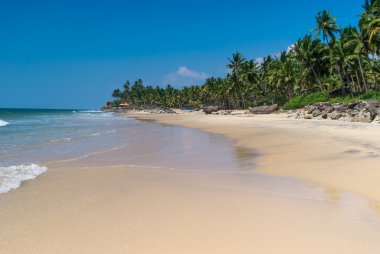 inanılmaz Hint plajları, siyah sahil varkala. Kerala, Hindistan.