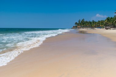 inanılmaz Hint plajları, siyah sahil varkala. Kerala, Hindistan.