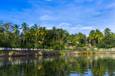Havuzda bir tapınak. varkala, kerala, Hindistan