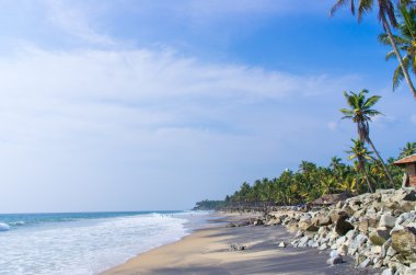 inanılmaz Hint plajları, siyah sahil varkala. Kerala, Hindistan.