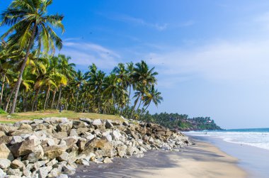 inanılmaz Hint plajları, siyah sahil varkala. Kerala, Hindistan.