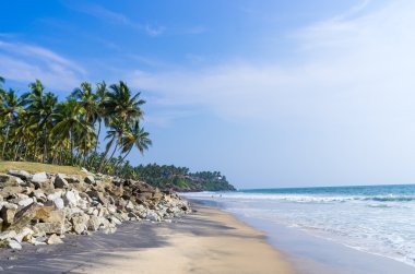inanılmaz Hint plajları, siyah sahil varkala. Kerala, Hindistan.