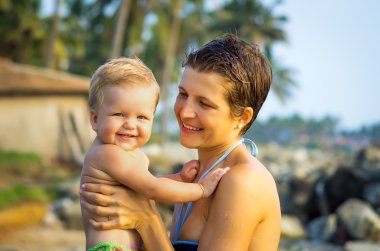 mutlu bir aile tropik sahil dinlenme