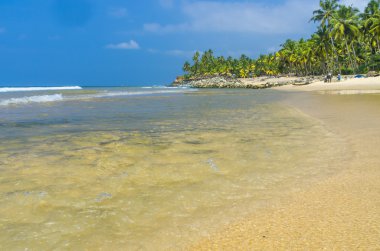 inanılmaz Hint plajları, siyah sahil varkala. Kerala, Hindistan.