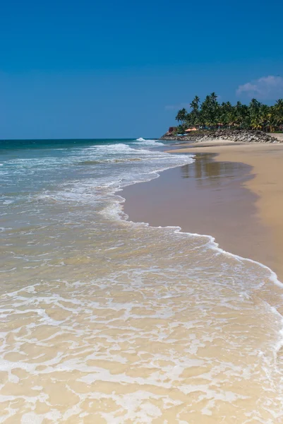 Inanılmaz Hint plajları, siyah sahil varkala. Kerala, Hindistan. — Stok fotoğraf