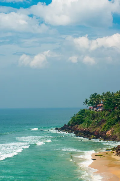 Vista sobre uma praia tropical Varkala, Índia Kerala — Fotografia de Stock