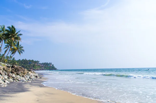 令人难以置信的印度海滩，黑沙滩，瓦卡拉。喀拉拉邦印度. — 图库照片