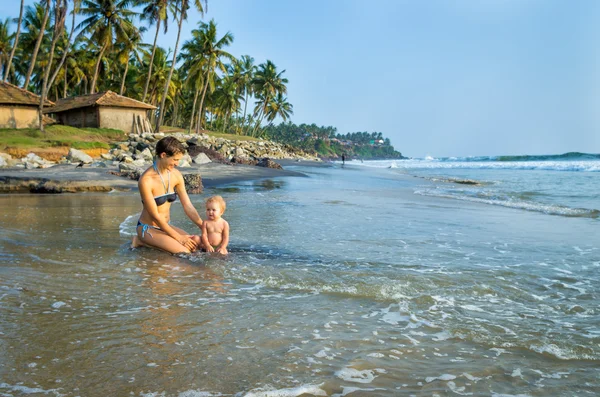 Felice famiglia che riposa sulla spiaggia tropicale — Foto Stock