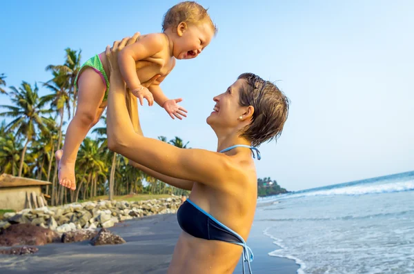 Szczęśliwa rodzina spoczywa na tropikalnej plaży — Zdjęcie stockowe