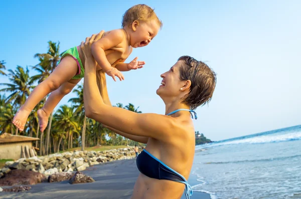 Szczęśliwa rodzina spoczywa na tropikalnej plaży — Zdjęcie stockowe
