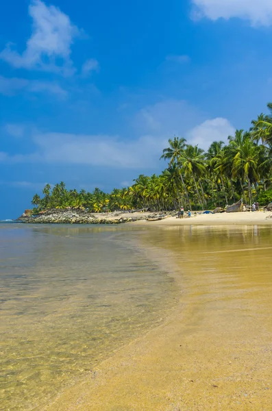 Inanılmaz Hint plajları, siyah sahil varkala. Kerala, Hindistan. — Stok fotoğraf