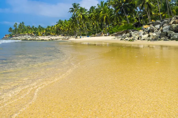 Inanılmaz Hint plajları, siyah sahil varkala. Kerala, Hindistan. — Stok fotoğraf