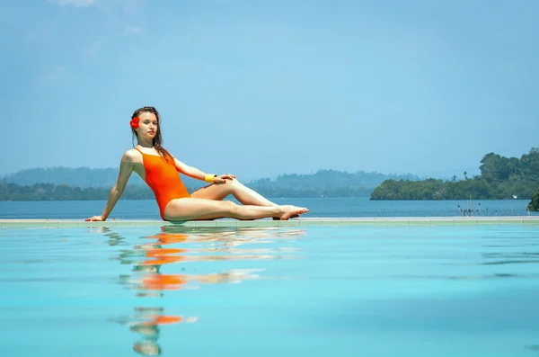 Bella donna in bikini arancione a riposo — Foto Stock