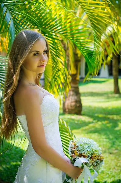 Porträt der glücklichen schönen Braut — Stockfoto