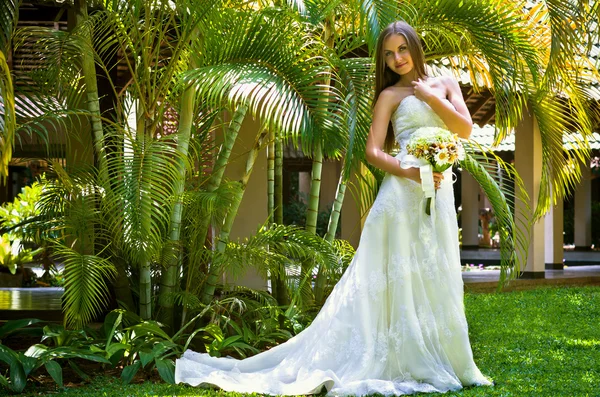 Gelukkige mooie bruid — Stockfoto