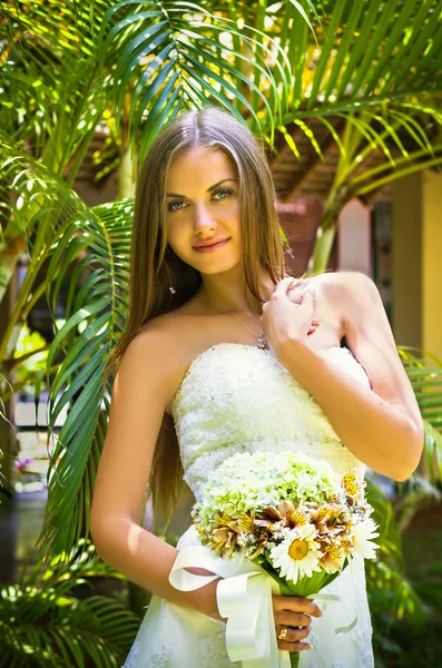 Porträt der glücklichen schönen Braut — Stockfoto