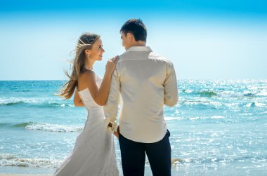 Gelin ve damat tek başına duran