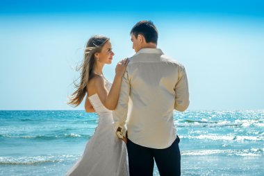 Gelin ve damat tek başına duran