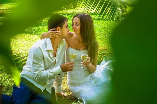 Bruid en bruidegom drinken champagne — Stockfoto