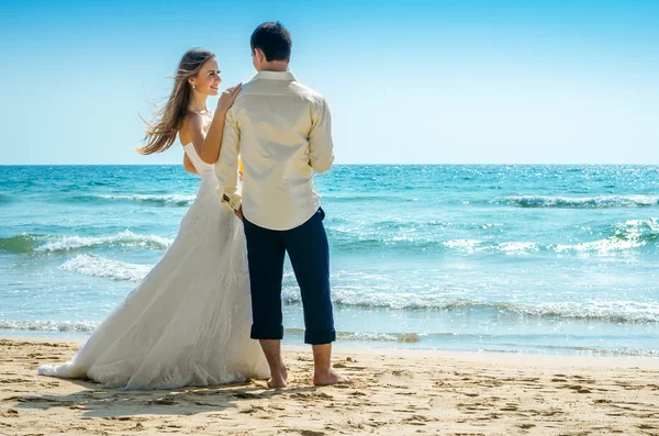 Sposa e sposo in piedi da soli — Foto Stock