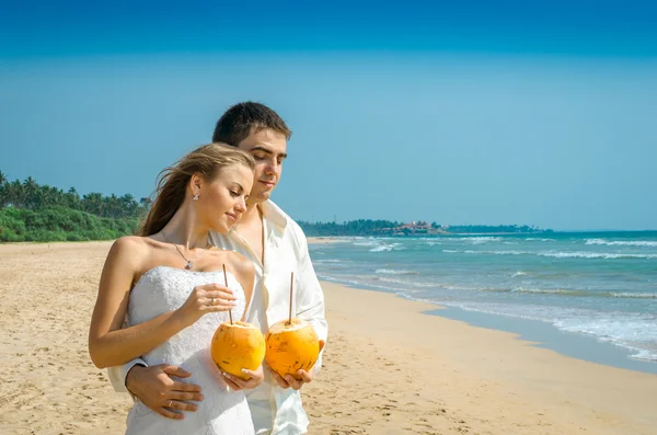 Feliz recién casados con cócteles —  Fotos de Stock