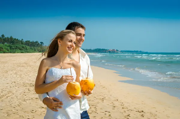 Feliz recién casados con cócteles — Foto de Stock