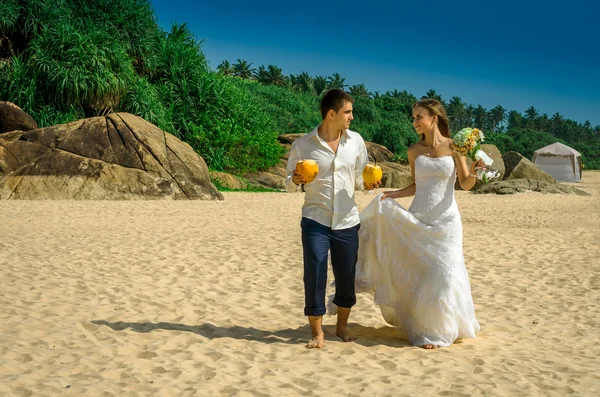 Joyeux jeunes mariés avec des cocktails — Photo