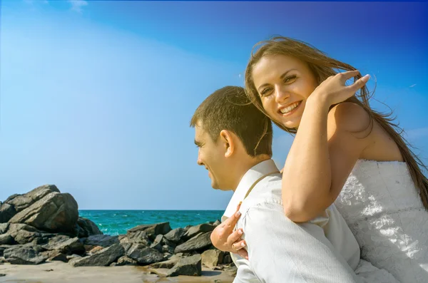 Sposi felici su una spiaggia selvaggia — Foto Stock