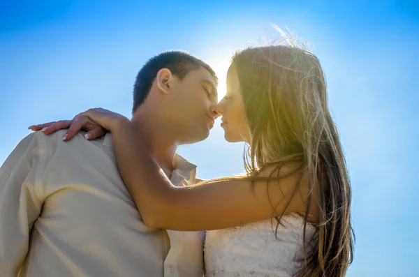 Pareja besándose al atardecer —  Fotos de Stock