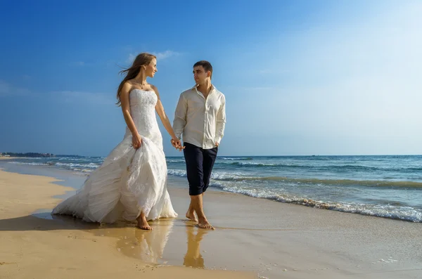 Braut und Bräutigam verliebt — Stockfoto